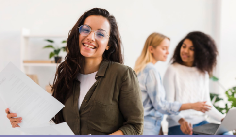 mujer alegre en oficina